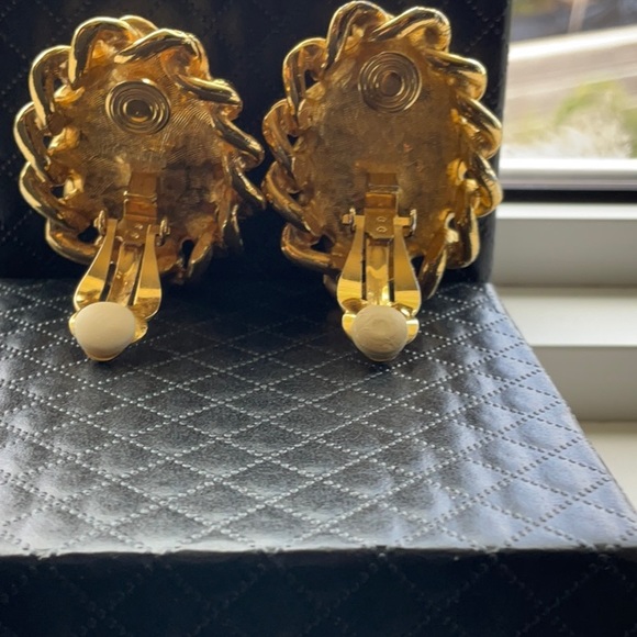 Vintage 1980’s Couture Inspired Faux Pearl Gold Chain Clip-On Earrings - Picture 3 of 4